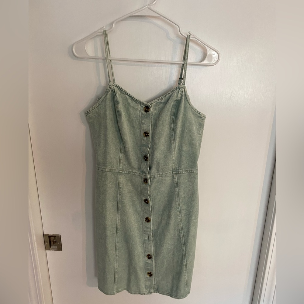 Super cute green button up dress in new condition with tags